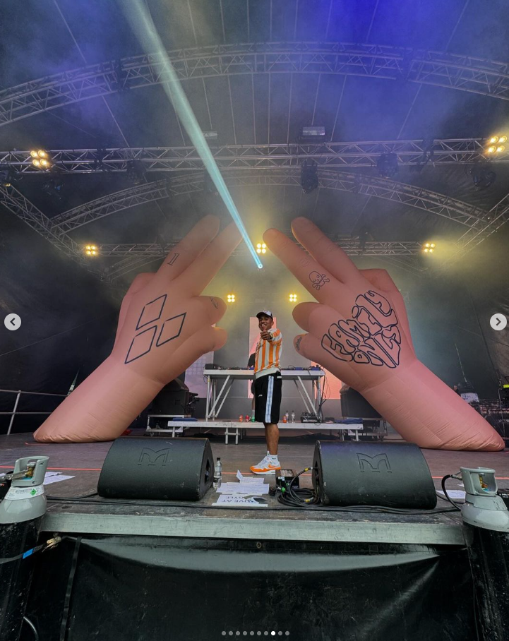 Giant Hands for Bru-C