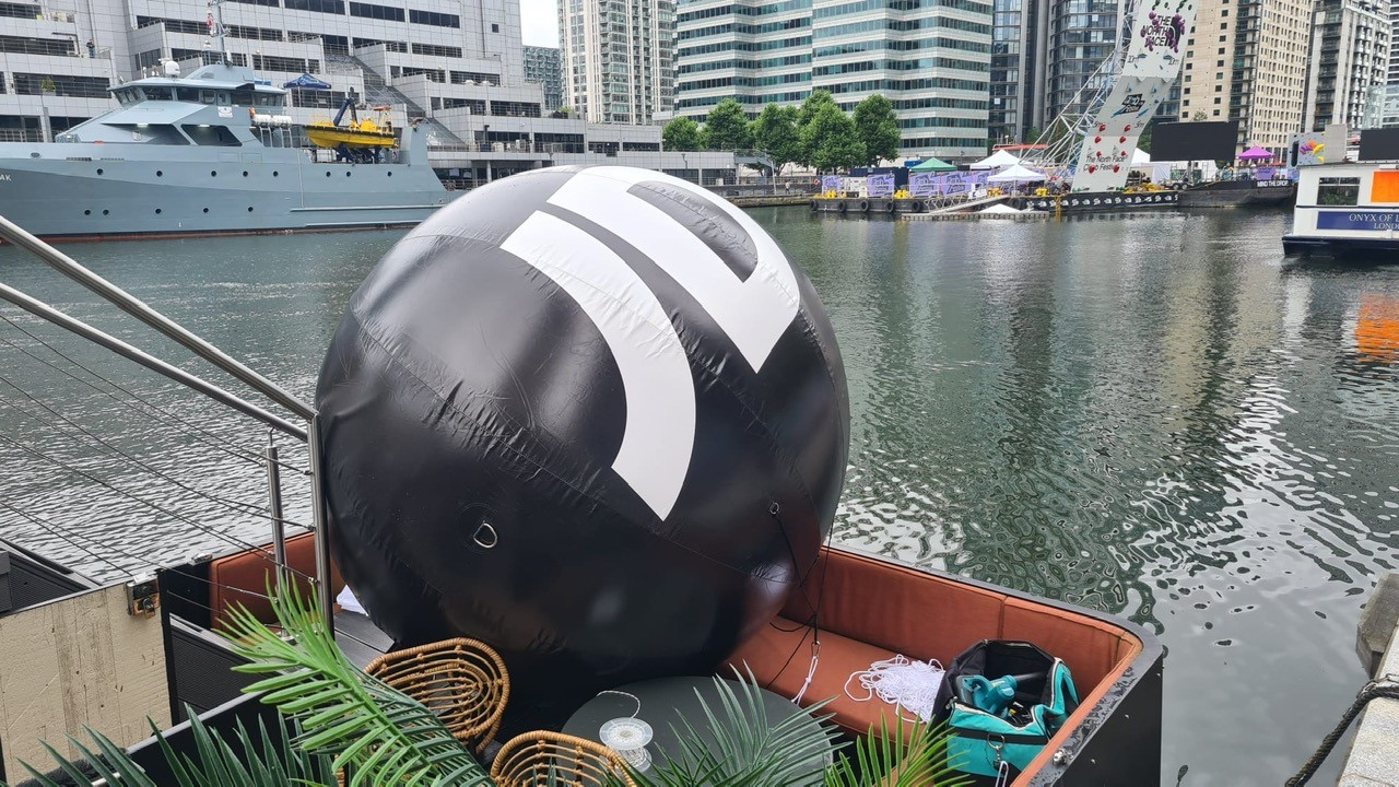 JD buoys go down swimmingly well on the Thames